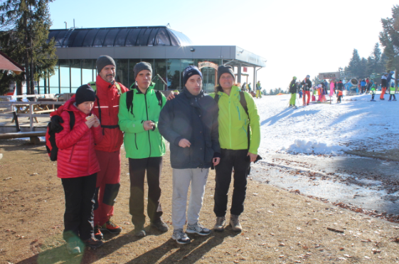 Pohodniki na Bellevueju, kjer je bil začetek pohoda, foto arhiv Pin/OPP